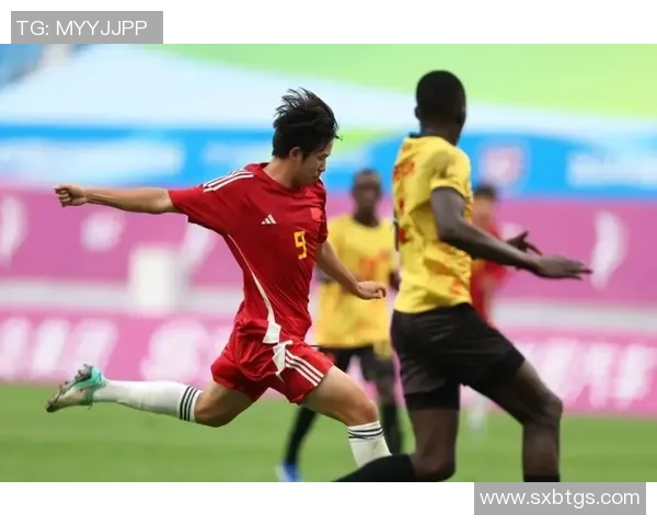 足球明星儿子现场观看比赛视频引发热议展现父子情深与足球魅力