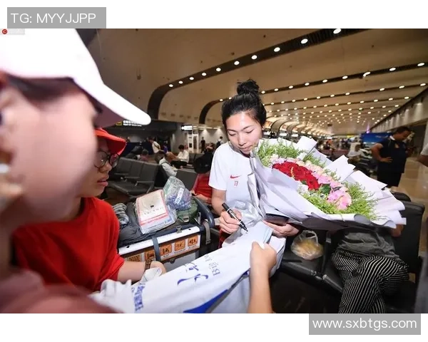 足球明星盛大抵达宝安机场引发球迷热烈追捧与欢呼